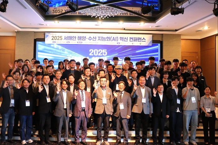 호서대 기술경영전문대학원, 충남지능화혁신센터, 해양IT융합기술연구소는 17일 보령시에서 '2025 서해안 해양수산 지능화 혁신 콘퍼런스'를 공동 개최했다(사진 앞줄 왼쪽 여섯번째부터 김동일 보령시장,  〃일곱번째 서원교 산학협력단장).