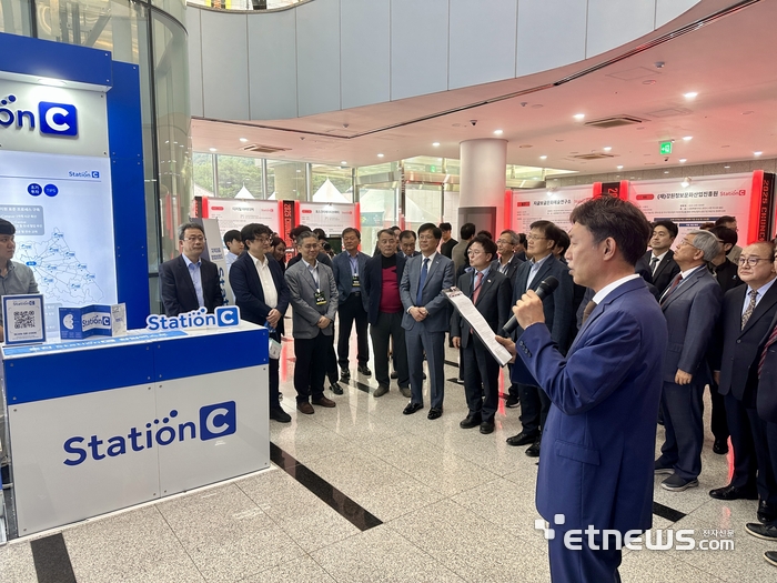 춘천 스테이션C 창업엑스포 주요 참석인사들이 참관하고 있다.