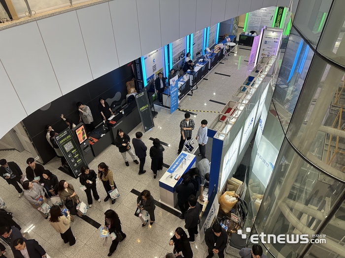 춘천 스테이션C 창업엑스포에 많은 관람객의 발길이 이어졌다.