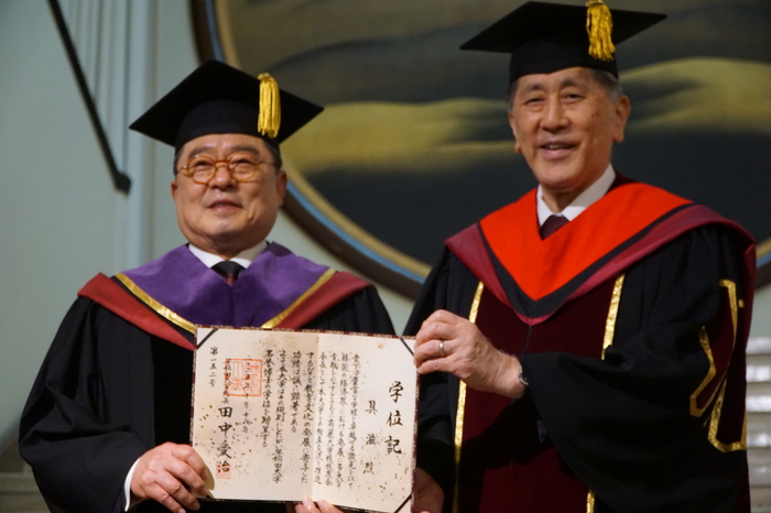 구자열 LS 이사회 의장(왼쪽)이 18일 와세다대로부터 명예 법학박사 학위를 받고 다나카 아이지 와세다대 총장과 기념 촬영을 하고 있다. 〈사진 LS 제공〉