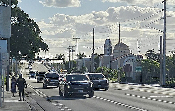 18일(현지시간) 웨스트팜비치의 트럼프 인터내셔널 골프클럽에서 진행되는 한국·일본·대만 기업인들과의 골프 회동을 위해 마러라고 리조트에서 골프장으로 트럼프 대통령의 차량 행렬이 이동하고 있다. (사진=연합뉴스)