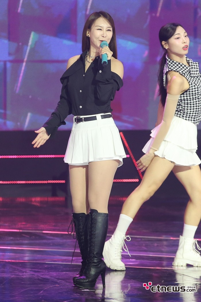 [ET포토] 윤태화, '초미니에 롱부츠'