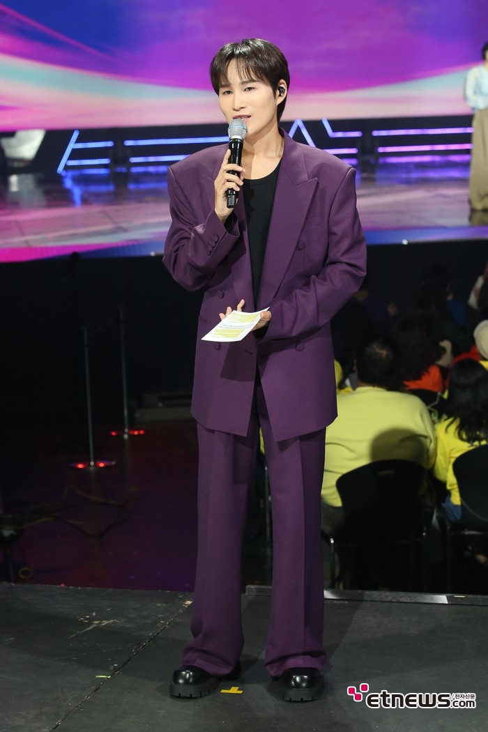 [ET포토] 김희재, '와인색 셋업도 멋지네'