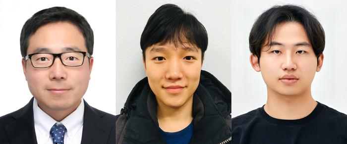 왼쪽부터 황의석 전기전자컴퓨터공학과 교수, 서기업 박사과정 학생, 정민석 석사 졸업생.
