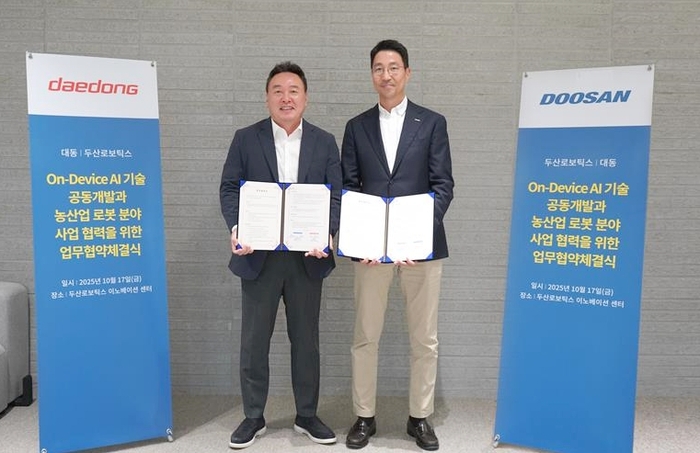 김민표 두산로보틱스 대표(오른쪽)와 원유현 대동 부회장이 농업 로봇 사업 협력을 위한 협약 체결식에서 기념 사진을 촬영하고 있다. (사진=두산로보틱스)