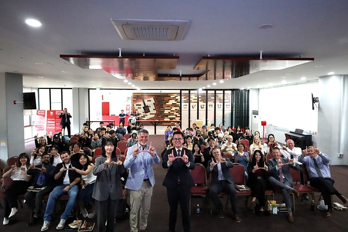 16일 유타대 아시아캠퍼스에서 미국 유타주 코튼우드 하이츠시 마이크 위커스 시장과 맷 홀튼 시의원이 특별 강연을 마친 후 학생 및 교직원들과 기념 촬영했다. (사진=유타대)