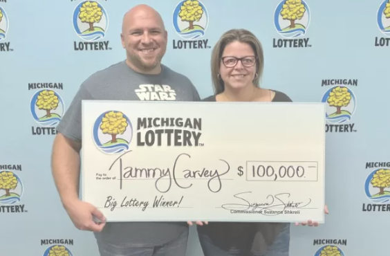 챗GPT가 추천한 번호로 복권을 구매해 10만 달러의 당첨금을 받은 타미 카비(45). 사진=챗GPT