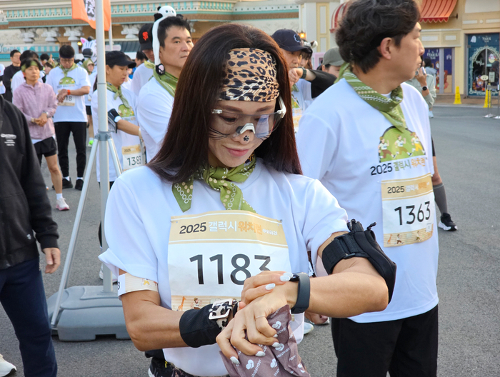 '갤럭시 워치런 @사파리' 참가자들이 '갤럭시 워치8 시리즈'에 탑재된 제미나이 음성 명령을 통해  '삼성 헬스' 달리기 모드를 실행하는 모습