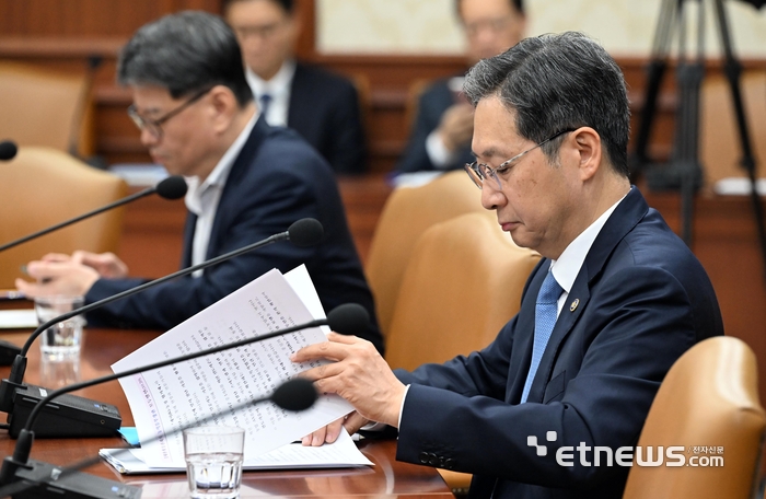 [포토] 성장전략TF 겸 경제관계장관회의 참석한 윤영빈 우주항공청장