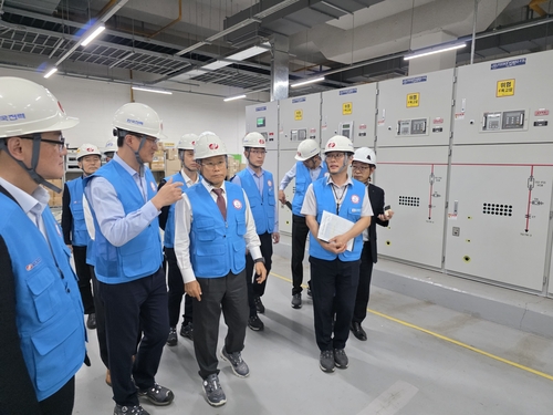 지난 17일 김동철 한전 사장(앞줄 왼쪽 세번째)이 2025 APEC 정상회의가 열리는 화백컨벤션센터 전력설비를 살펴봤다. [자료:한국전력]