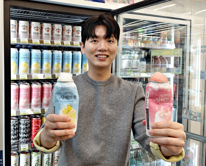 모델이 얼려먹는 샤베트 하이볼을 소개하고 있다.