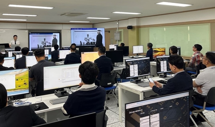 코레일이 양성한 AI 전문교수가 코레일 인재개발원 디지털교육장에서 '업무혁신을 위한 생성형 AI 활용' 교육을 시행했다.