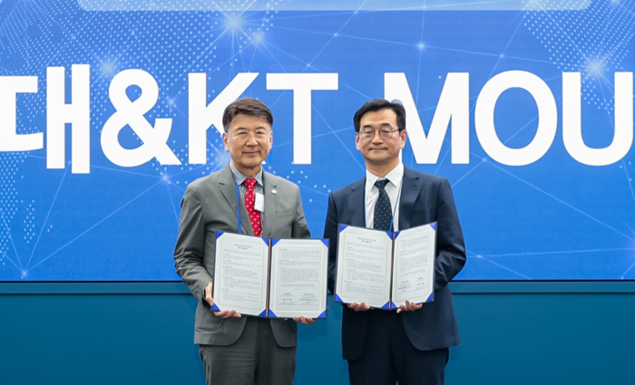 최외출 영남대 총장(왼쪽)과 김병균 KT 전무가 MOU를 맺고 있다.