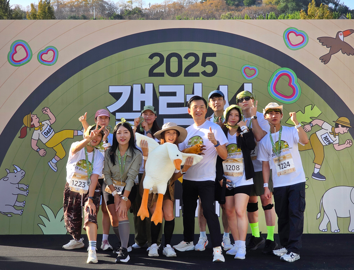 '갤럭시 워치런 @사파리' 참가자들이 삼성전자 한국총괄 임성택 부사장(가운데)과 기념 촬영을 하는 모습