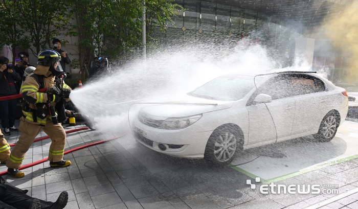 [포토] 전기차 화재, 단번에 진압