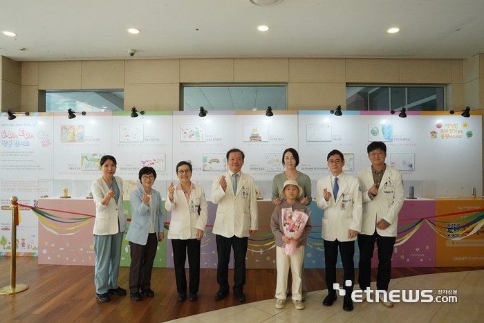 분당서울대병원이 최근 소아청소년 환아 작품전 '토Dr.토Dr.(토닥토닥)' 개막식을 개최하고 기념 촬영했다.