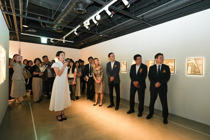 17일 예술의전당 한가람미술관에서 이정원 효성 커뮤니케이션실장(오른쪽에서 세 번째), 송형종 서울문화재단 대표이사(오른쪽에서 두 번째), 이재석 예술의전당 사장 직무대행(오른쪽에서 첫 번째)이 '감각의 서사' 전시를 관람하고있다.