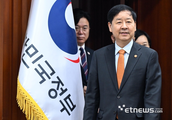 [포토] 성장전략TF 겸 경제관계장관회의 참석하는 구윤철 부총리