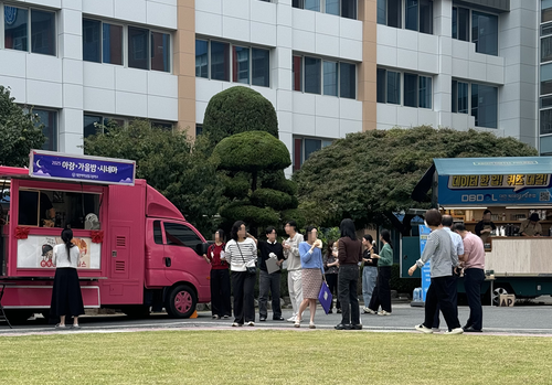 대전정보문화산업진흥원 빅데이터 오픈랩이 최근 대전여자상업고등학교 잔디밭에서 열린 2025 아람 가을밤 시네마 행사에 참여해 '데이터 한 입! 퀴즈 대결!' 이벤트를 진행했다