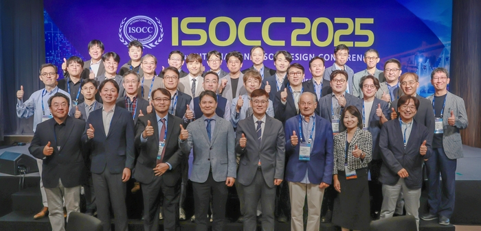 반도체공학회는 국제전기전자학회(IEEE)와 공동 주관한 학술대회 '제22회 ISOCC 2025'가 15일부터 18일까지 부산 파라다이스호텔에서 개최됐다고 밝혔다. 학회 관계자들이 기념 촬영을 진행했다.