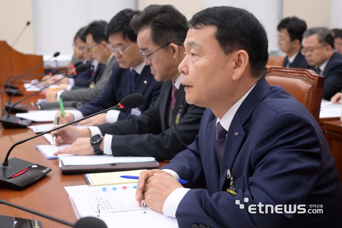 국회 기후에너지환경노동위원회의 국정감사가 20일 서울 여의도 국회에서 열렸다. 윤석대 한국수자원공사 사장이 의원의 질의에 답변하고 있다. 김민수기자 mskim@etnews.com