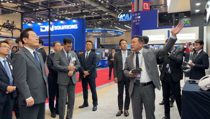 이재명 대통령, 인텔리빅스 ADEX 부스 방문…AI카메라 기술 등 참관