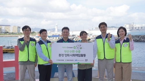 17일 부산시 영도구 일대에서 (왼쪽부터)길광하 애큐온캐피탈 사회책임운영위원장, 최준혁 Commercial금융3팀 팀장, 백승규 Commercial금융부문장, 장다인 서울시사회복지협의회 사회공헌협력팀장, 김기연 애큐온저축은행 위험관리책임자, 강신자 사회책임운영위원장이 해양 정화 활동 기념촬영을 하고 있다.(사진=애큐온캐피탈·저축은행)