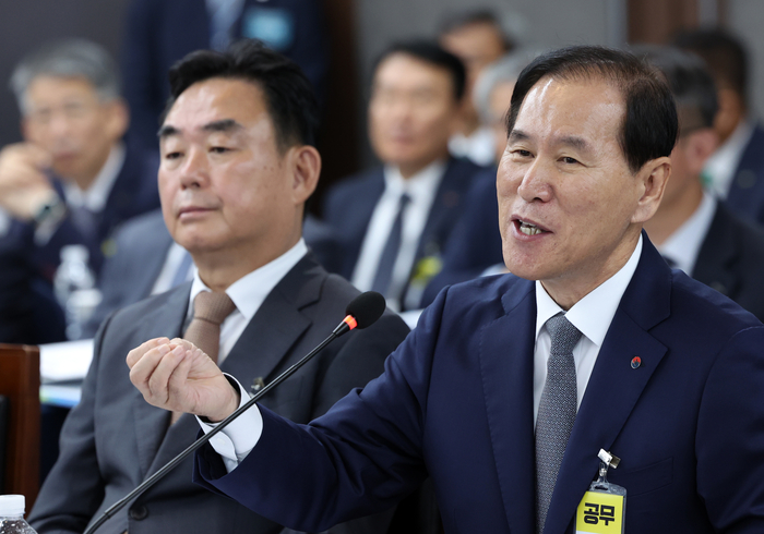 김동섭 한국석유공사 사장이 20일 강원 정선군 강원랜드에서 열린 국회 산업통상자원중소벤처기업위원회 국정감사에서 대왕고래 유망구조 시추사업 관련 질의에 답하고 있다. 〈연합뉴스〉