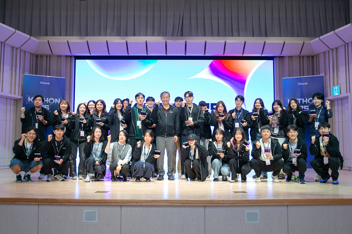 최우형 케이뱅크 행장을 비롯한 임직원들이 17일 케이뱅크 사옥에서 열린 사내 AI 프롬프톤 대회 'K/THON 25'에서 기념촬영을 하고 있다.