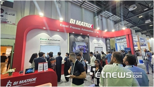 GITEX 2025 전시회 비아이매트릭스 부스에 많은 참관객이 모여 설명을 듣고 있다.