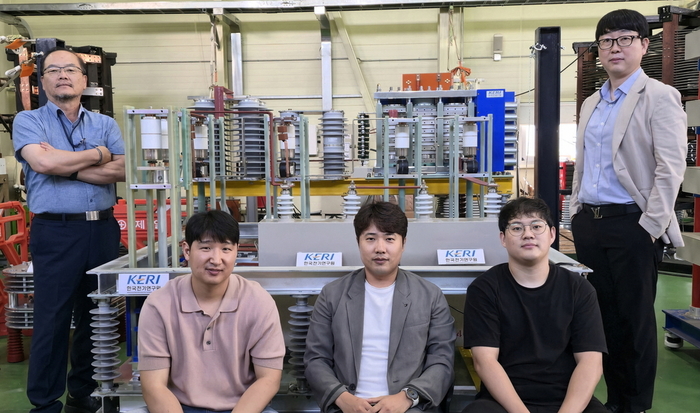 MV급 하이브리드 직류 차단기를 개발한 한국전기연구원 친환경전력기기연구센터 안현모 박사(오른쪽 첫번째) 연구팀.