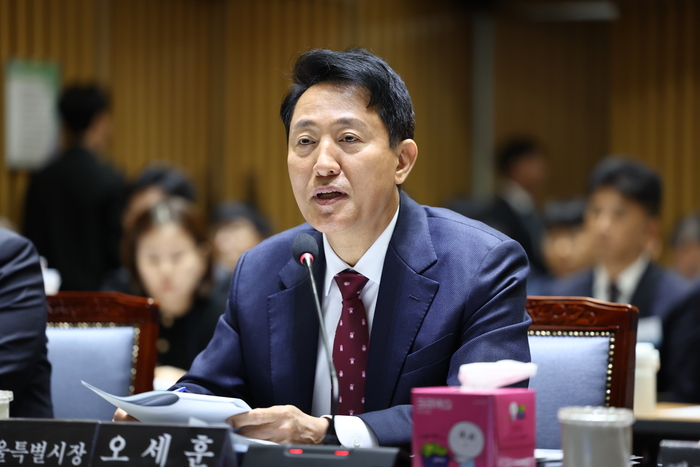 답변하는 오세훈 시장     (서울=연합뉴스) 윤동진 기자 = 오세훈 서울시장이 20일 서울시청에서 열린 서울시에 대한 국회 국토교통위원회 국정감사에서 위원들의 질의에 답하고 있다. 2025.10.20     mon@yna.co.kr (끝)