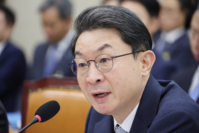 (서울=연합뉴스) 박동주 기자 = 이억원 금융위원장이 20일 서울 여의도 국회 정무위원회에서 열린 금융위원회 등에 대한 국정감사에서 의원 질의에 답하고 있다. 2025.10.20     pdj6635@yna.co.kr