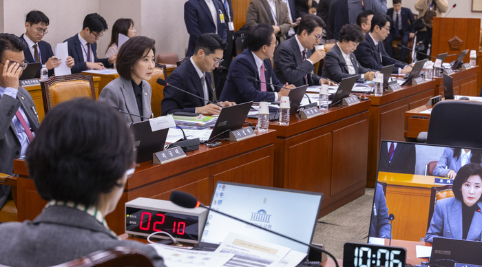 국민의힘 나경원 의원이 20일 국회 법사위에서 열린 2025년도 서울고법과 수원고법, 서울중앙지법 등 수도권, 강원 지역 법원에 대한 국정감사 질문 시작 전 감사 회피와 관련 신상 발언을 하고 있다. 연합뉴스
