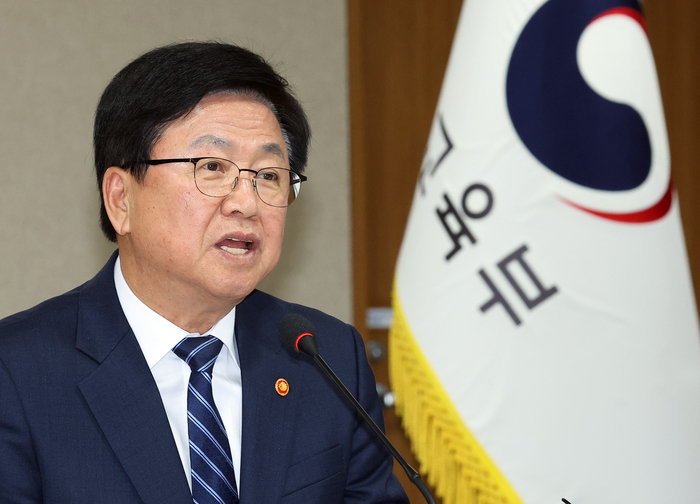 기자들 질문에 답하는 최교진 교육부 장관 (세종=연합뉴스) 배재만 기자 = 최교진 교육부 장관이 20일 정부세종청사 교육부 대회의실에서 열린 출입기자단 간담회에서 기자들의 질문에 답하고 있다. 2025.10.20 scoop@yna.co.kr (끝)