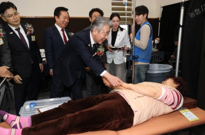 강호동 농협중앙회장이 2월 25일 경북 안동에서 열린 '농촌왕진버스' 2025년 첫 현장을 찾아 의료서비스를 받는 농업인을 격려하고 있다. (사진=농협중앙회)