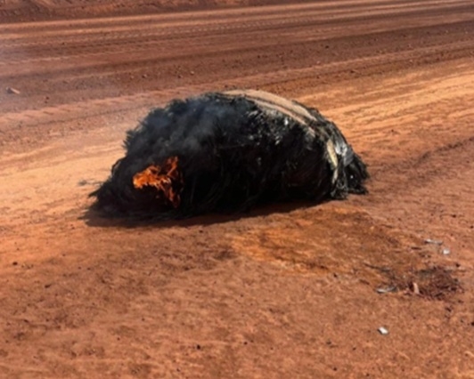 호주 서부의 사막 지역에서 불에 타며 떨어진 미확인 물체가 발견돼 당국이 조사를 벌이고 있다. 사진=서호주 경찰국 페이스북