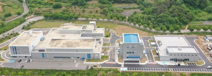 왼쪽부터 미생물실증지원센터 본공장, mRNA 제조동, 교육관.