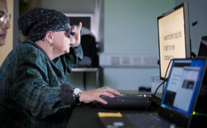 칩 이식 후 특수 안경으로 글자 읽는 환자. 사진=무어필즈 안과병원 홈페이지 캡쳐