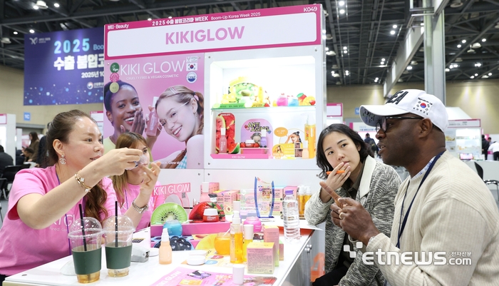 21일 경기 고양 일산킨택스에서 열린 '2025 수출 붐업코리아 위크' 수출 상담회에서 해외 바이어들이 국내 기업과 수출 상담을 진행하고 있다. KOTRA 제공