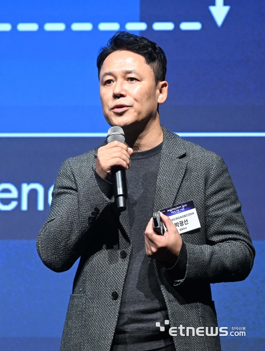 전자신문이 주최한 테크서밋 행사가 21일 서울 양재동 엘타워에서 열렸다. 박광선 어플라이드머티어리얼즈코리아 대표가 '에너지 효율적인 AI 구현 가속화'에 대해 발표하고 있다.
박지호기자 jihopress@etnews.com