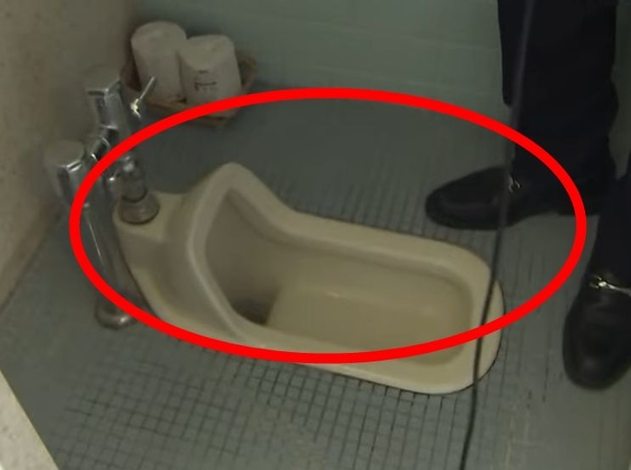 쪼그려 앉는 변기. 사진=채널 텔레포트 산인 유튜브 캡처