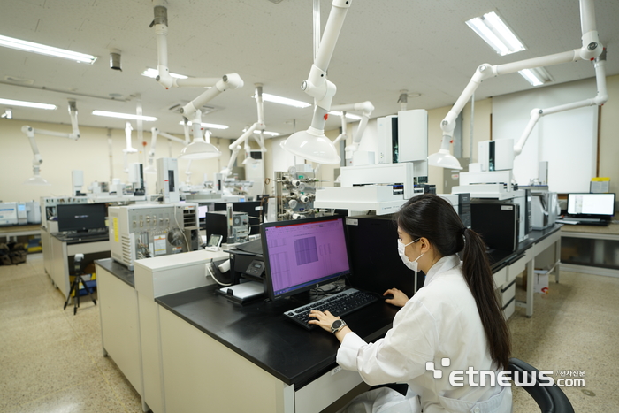 KTR 연구원이 이화학 시험 중인 모습