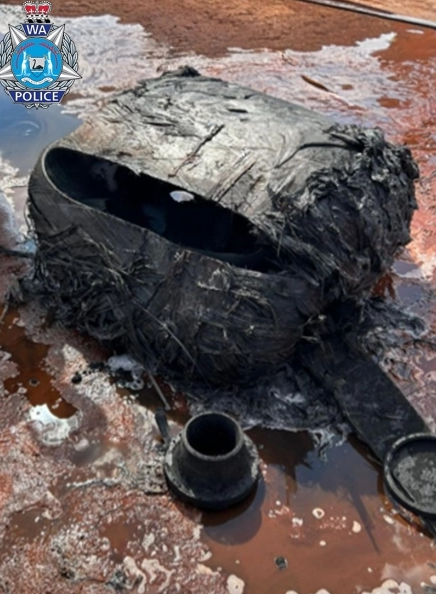호주 서부의 사막 지역에서 불에 타며 떨어진 미확인 물체가 발견돼 당국이 조사를 벌이고 있다. 사진=서호주 경찰국 페이스북