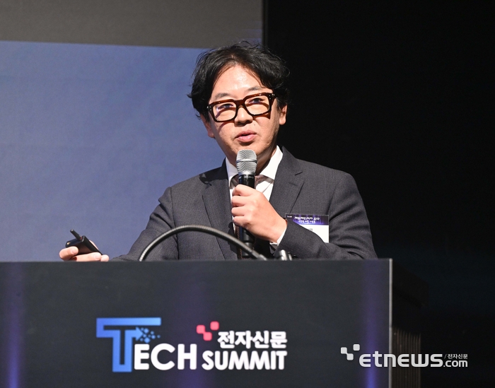 전자신문이 주최한 테크서밋 행사가 21일 서울 양재동 엘타워에서 '게임체인저가 온다 - 세상을 바꿀 기술들'을 주제로 열렸다. 김태원 램리서치 부사장이 '1000단 3D 낸드를 항한 여정'에 대해 발표하고 있다. 박지호기자 jihopress@etnews.com