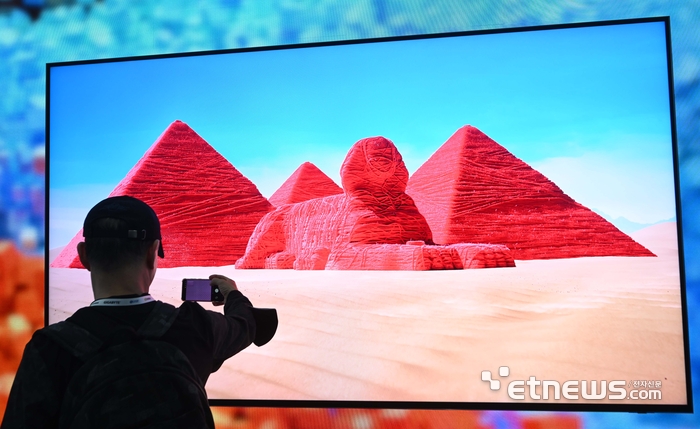 산업통상자원부가 주최한 한국전자전이 21일 서울 강남구 코엑스에서 나흘 일정으로 열렸다. 삼성전자 부스에서 관람객이 세계 최초 마이크로 RGB TV를 살펴보고 있다. 김민수기자 mskim@etnews.com