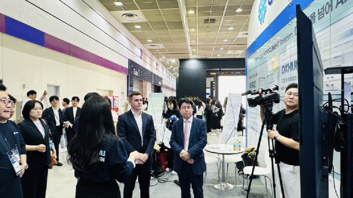 오픈AI, AI페스타 2025서 지미션 부스 방문…한국 AI 기업과 협력 가능성 모색