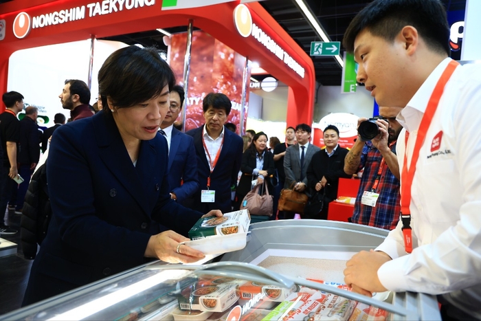 송미령 농림축산식품부 장관이 독일 쾰른에서 열린 세계 최대 식품박람회 '아누가(Anuga) 2025' 현장에서 K-푸드 전시관을 둘러보고 있다. (사진=농림축산식품부)