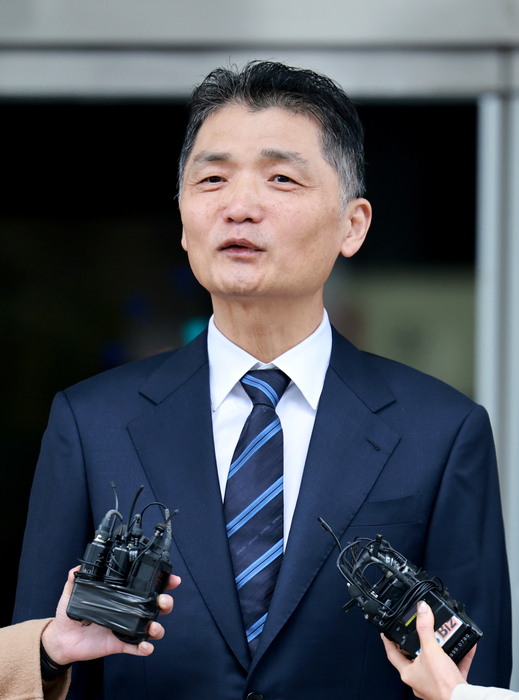 SM엔터테인먼트 시세 조종 공모 의혹을 받는 카카오 창업자 김범수 미래이니셔티브센터장이 21일 양천구 서울남부지방법원에서 열린 1심 선고공판에서 무죄가 선고된 뒤 법원을 떠나며 입장을 밝히고 있다. 〈자료 연합뉴스〉