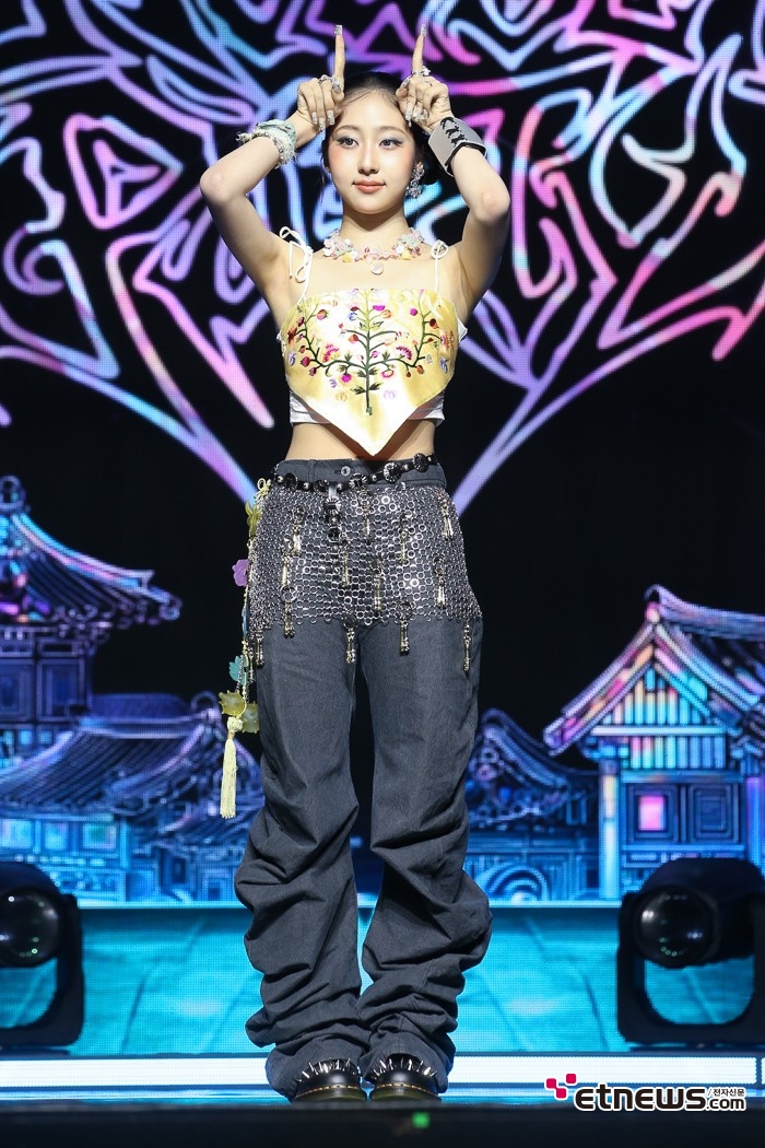 ET포토] 비비업 지윤, '깜직하게 포인트 액션'